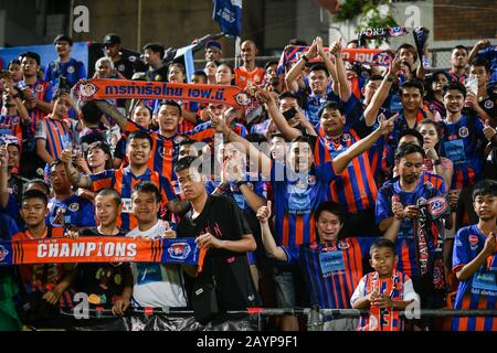 Les fans de Port FC sont plus enthousiastes lors du match de la Ligue thaïlandaise 2020 entre Port FC et Nakhonratchasima FC au PAT Stadium.(final Score; Port FC 4:1 Nakhonratchasima FC) Banque D'Images