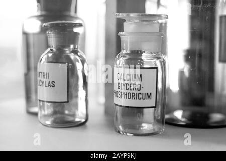 Flacons à médicaments anciens avec produits chimiques de pyridoxine sur le plateau de la pharmacie. Flacons et verrerie de laboratoire chimiques pour tests scientifiques. Médecine de pharmacie Banque D'Images