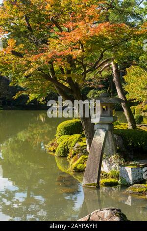 La lanterne en pierre de l'étang (conçue à l'image du koto japonais (harpe)), est le symbole du jardin Kenrokuen à Kanazawa, préfecture d'Ishikawa, Banque D'Images