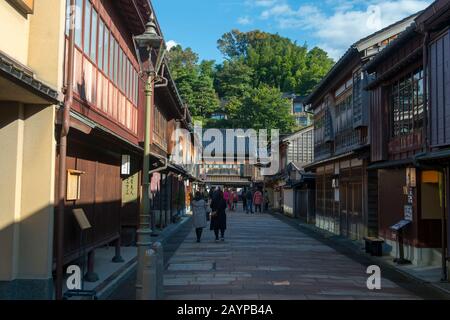 Scène de rue avec de vieilles maisons à thé dans le district de Higashi Chaya (quartier des divertissements) à Kanazawa, préfecture d'Ishikawa, sur l'île d'Honshu, au Japon. Banque D'Images