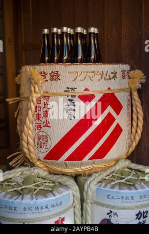 Scène de rue avec des récipients à saké (vin de riz japonais) devant une ancienne maison de thé dans le quartier de Higashi Chaya (quartier des divertissements) à Kanazawa Banque D'Images