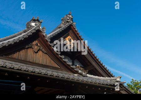 Détail du toit d'un bâtiment au temple Rokuon-ji (Temple du jardin des cerfs), et est un temple bouddhiste zen à Kyoto, au Japon. Banque D'Images