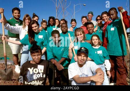 Austin, Texas États-Unis: Ethniquement divers groupe d'adolescents volontaires posent après avoir planté des arbres dans un parc d'Austin. ©Bob Daemmrich Banque D'Images