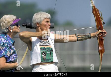 Baton Rouge, Louisiane, 1993: Femmes en compétition de tir à l'arc au Senior Sports Classic (anciennement appelé Senior Olympics). ©Bob Daemmrich Banque D'Images