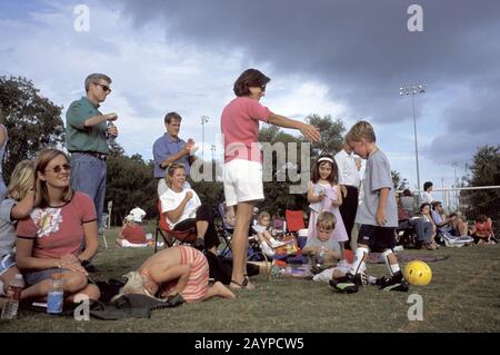 Austin, Texas: Parents et frères et sœurs regardent de côté pendant l'action de la ligue de football des jeunes pour les garçons et les filles de cinq et six ans. ©Bob Daemmrich Banque D'Images