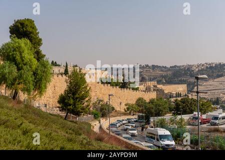 Des scènes de rue dans le marché de la vieille ville de Jérusalem près du mur occidental qui sépare la ville par la religion. Banque D'Images