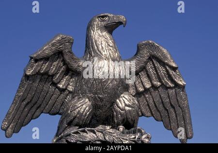 Lac Amistad, Texas : stature de pygargue à tête blanche américaine, jumelée à une statue d'aigle mexicain, sur le pont frontière entre les États-Unis et le Mexique qui traverse le lac Amistad dans l'ouest du Texas/nord du Mexique. ©Bob Daemmrich Banque D'Images