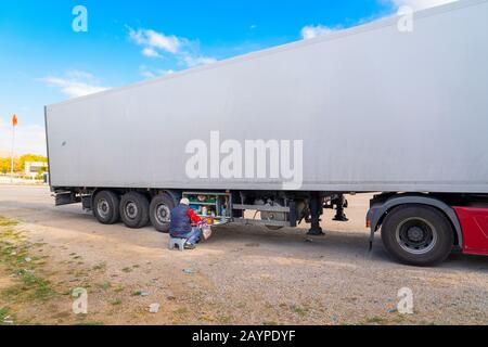 Kirikkale/Turquie-27 octobre 2019: Le chauffeur de camion prend une pause dans sa cuisine portable avec placards de nourriture pendant le repos Banque D'Images