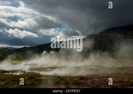 La vapeur s'élève des sources chaudes de la zone géothermique, près de la rivière Hvita, dans le sud-ouest de l'Islande. Banque D'Images