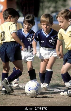 Austin, Texas : des garçons et des filles de cinq et six ans participent au match de la ligue de football des jeunes. ©Bob Daemmrich Banque D'Images