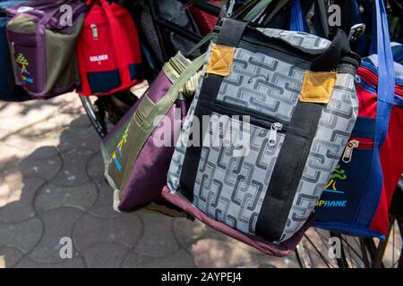 Inde, Mumbai Alias Bombay. Les Dabbawalas (alias dabbawallas ou dabbawallahs, tiffin wallahs) proposent tous les jours des déjeuners dans toute la ville. Détail des sacs. Banque D'Images