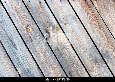 Mur en bois, panneaux marron non peints. Texture diagonale des anciens panneaux avec nœuds pour l'arrière-plan Banque D'Images