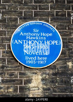 Plaque Bleue Anthony Hope. Anthony Hope Hopkins romancier, auteur Du prisonnier de Zenda. Plaque bleue sur 41 Bedford Square, Bloomsbury, Londres. Banque D'Images