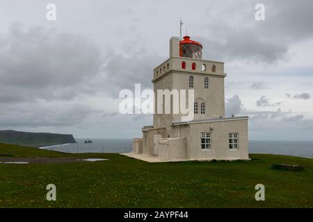 Le phare sur le dessus de Dyrholaey, une petite péninsule, ou promontoire, est situé sur la côte sud de l'Islande, non loin du village Vík. Banque D'Images