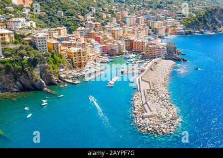 Marina et brise-lames où se trouve le phare. Bateau naviguant jusqu'au port en mer ligurienne, à Camogli près de Portofino, Italie. Vue aérienne activée Banque D'Images