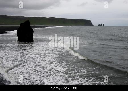 Une pile de mer à Dyrholaey, une petite péninsule, ou promontoire, est située sur la côte sud de l'Islande, non loin du village Vík. Banque D'Images