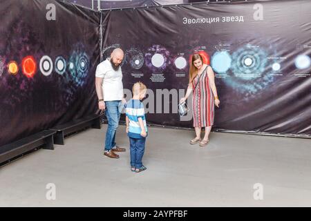 01 JUILLET 2018, UFA, RUSSIE : enfant avec parents au musée de l'espace Banque D'Images