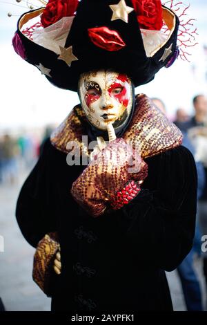 Venise, Italie - 16 février 2020 : masque les participants aux célébrations du Carnaval de 2020 de la place Saint-Marc. Banque D'Images