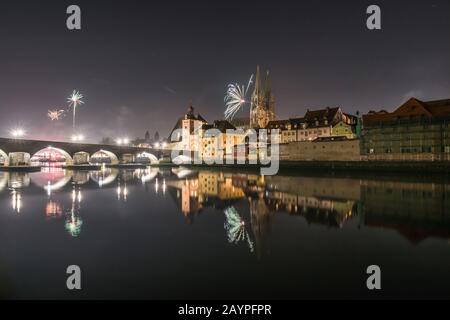 Feux d'artifice de la Saint-Sylvestre à Regensburg avec vue sur la cathédrale et le pont en pierre, Silvester 2019-2020, Allemagne Banque D'Images