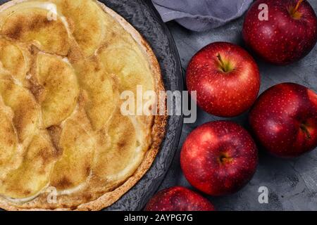 Sucré «Tarte Flambee» ou «Flamkuchen» de la région frontalière germano-française d'Alsace, gâteau cuit similaire à une fine pizza surmontée de tranches de pomme, sucre Banque D'Images