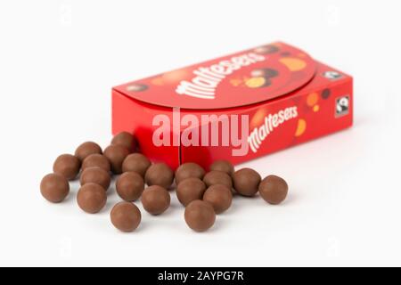 Certains chocolats Maltesers sont tournés sur un fond blanc avec l'emballage de la boîte du produit. Banque D'Images