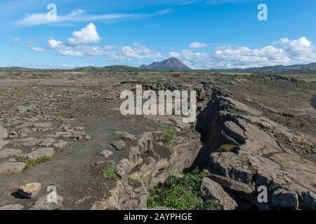 Vue sur le sommet de Grjotagja, une petite grotte de lave près du lac Myvatn avec une source thermale à l'intérieur dans le nord-est de l'Islande. Banque D'Images