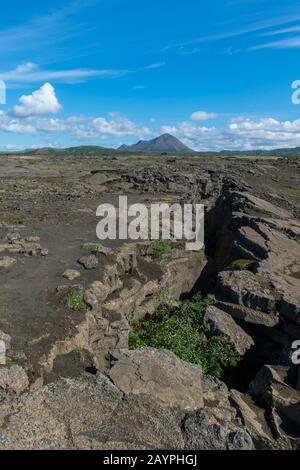 Vue sur le sommet de Grjotagja, une petite grotte de lave près du lac Myvatn avec une source thermale à l'intérieur dans le nord-est de l'Islande. Banque D'Images