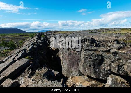 Vue sur le sommet de Grjotagja, une petite grotte de lave près du lac Myvatn avec une source thermale à l'intérieur dans le nord-est de l'Islande. Banque D'Images