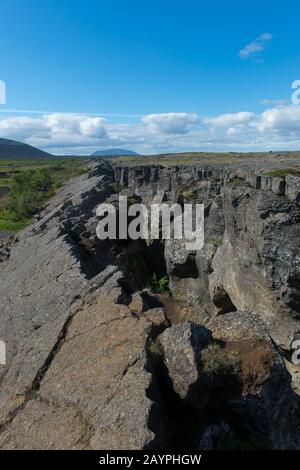 Vue sur le sommet de Grjotagja, une petite grotte de lave près du lac Myvatn avec une source thermale à l'intérieur dans le nord-est de l'Islande. Banque D'Images