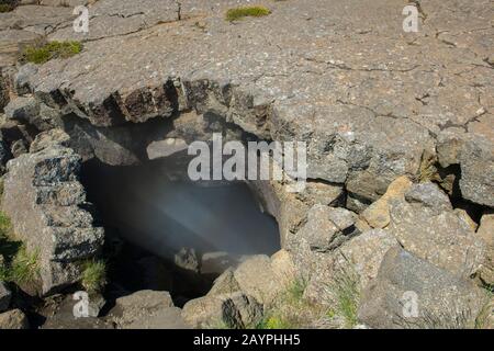 La vapeur s'élève de Grjotagja, une petite grotte de lave près du lac Myvatn avec une source thermale à l'intérieur du nord-est de l'Islande. Banque D'Images