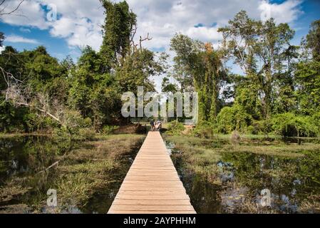 Chemin au-dessus d'un étang pour atteindre le temple khmer de Neak Pean, une île artificielle qui appartient au complexe du temple d'Angkor, situé au Cambodge Banque D'Images