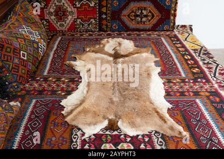 Cachez des animaux ou des fourrures avec des tapis orientaux, dans la ville de Hacibektas, Nevsehir, Turquie Banque D'Images