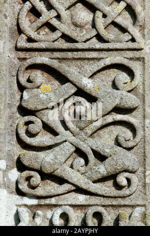 Détail de la pierre sculptée décorative Celtic croix pierre tompierre Église Saint-Pierre, Knossington, Leicestershire, Royaume-Uni. Voir aussi les images 2AYPJJ1, 2AYPJHX, 2AYPJHR Banque D'Images