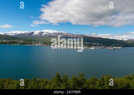 Vue sur Eyjafjordur avec la capitale du nord d'Akureyri dans le nord de l'Islande. Banque D'Images