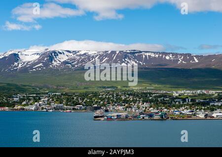 Vue sur Eyjafjordur avec la capitale du nord d'Akureyri dans le nord de l'Islande. Banque D'Images