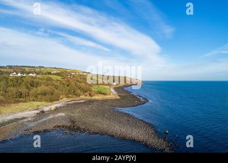 Côte atlantique à l'entrée de Belfast Rire dans le comté d'Antrim, en Irlande du Nord. Vue de loin du phare de Blackhead sur une falaise abrupte. Vue aérienne Banque D'Images