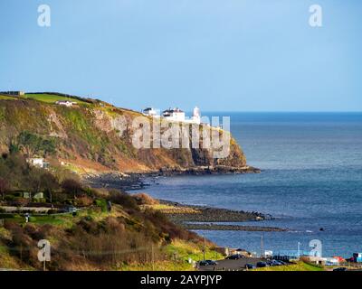 Phare de Black Head dans le village de Whitehead sur une falaise abrupte sur la côte Atlantique dans le comté d'Antrim, Irlande du Nord, Royaume-Uni Banque D'Images