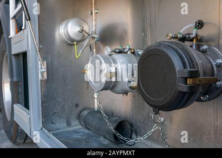 Buse pour le chargement et le déchargement d'un camion-citerne de marchandises dangereuses avec un compartiment unique, une bouche pour la récupération du gaz et un fil de masse. Banque D'Images