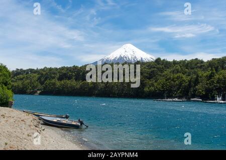 Vue sur la neige et le glacier du volcan Osorno qui est un stratovolcan dans le sud du Chili dans le parc national Vicente Perez Rosales près de Puerto Varas et Banque D'Images