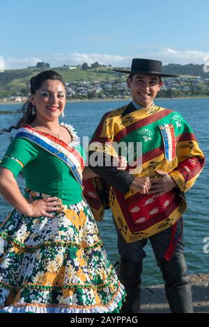 Les champions nationaux de la danse Cueca en costumes traditionnels au port d'Ancud sur l'île Chiloe, au Chili. Banque D'Images