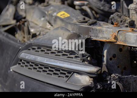 la ville a brûlé des voitures, quelques détails après un incendie dans l'un des quartiers de la ville Banque D'Images