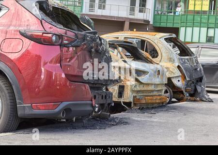 la ville a brûlé des voitures, quelques détails après un incendie dans l'un des quartiers de la ville Banque D'Images