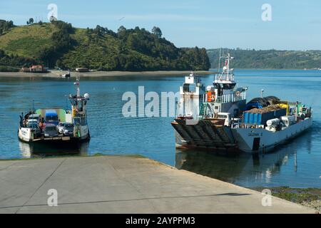 Un ferry relie l'île de Chiloe à l'île de Quinchao à Dalcahue dans le sud du Chili. Banque D'Images