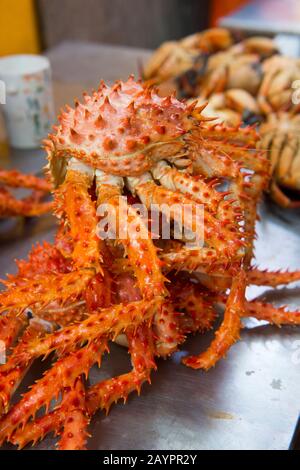 Gros plan sur les crabes de roi dans la salle de marché d'Angelmo, Puerto Montt dans le sud du Chili. Banque D'Images