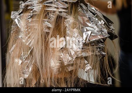 Feuille sur les modèles de cheveux. Processus de blanchiment ou de teinture. Salon de beauté, coloration à la mode des cheveux avec technique AirTouch Banque D'Images