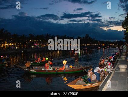 À Hoi An - Vietnam - 2019 août - Lanternes brighting sur la rivière à Hoi An, Vietnam Banque D'Images