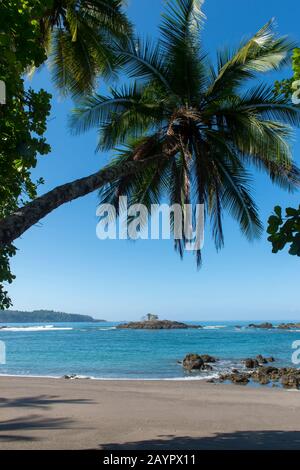 Vue sur la plage de Playa San Josecito sur la péninsule d'Osa sur la côte du Pacifique du Costa Rica. Banque D'Images