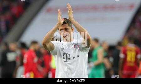 Cologne, Allemagne. 18 mars 2020. FIRO: 16.02.2020, football, 1.Bundesliga, saison 2019/2020, 1.FC Cologne - FC Bayern Munich 1: 4 Robert LEWANDOWSKI, Bayern, applaudissements aux fans | usage dans le monde crédit: DPA/Alay Live News Banque D'Images