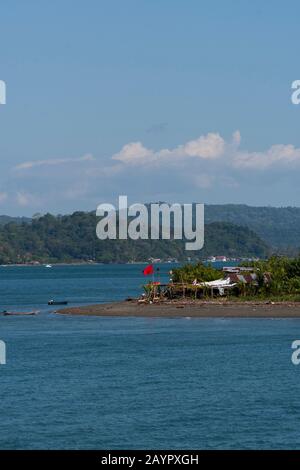Vue sur le littoral avec des cabanes près de Golfeto dans le Golfo Dulce au Costa Rica. Banque D'Images