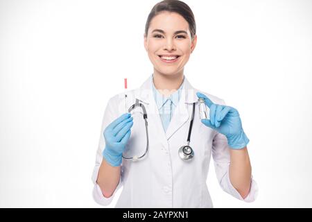 Médecin souriant tenant le pot avec le vaccin et la seringue isolé sur blanc Banque D'Images